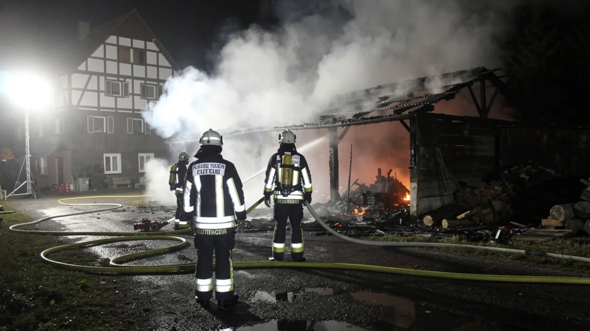 Titelbild zum Fall Brandwache: Eine Sprachnachricht, drei Versionen. Und ein Gerätewart, der zu viel wusste.